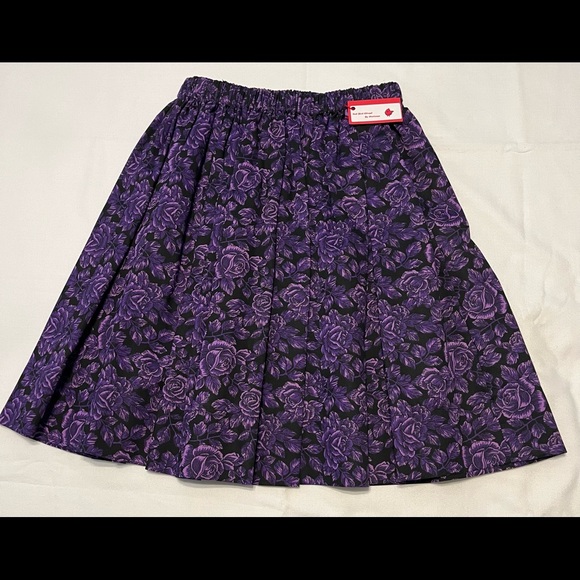 Hand crafted for HP Red Bird Closet. Beautiful “purple” flowered cotton skirt. - Picture 2 of 6